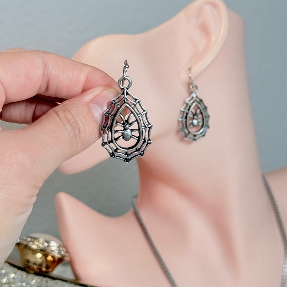 ⚜️🕷️Silver Spider Web Earrings 🕸️❤️‍🔥 - Picture 4 of 7
